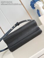 Bauletto nero minimalista con tracolla regolabile e dettagli metallici, elegante e versatile.