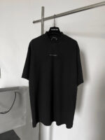 Polo nero minimalista da uomo, elegante e casual, tessuto morbido, logo discreto, stile oversize.
