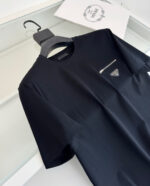 T-shirt nera minimalista con tasca con zip e logo elegante, stile casual e moderno.