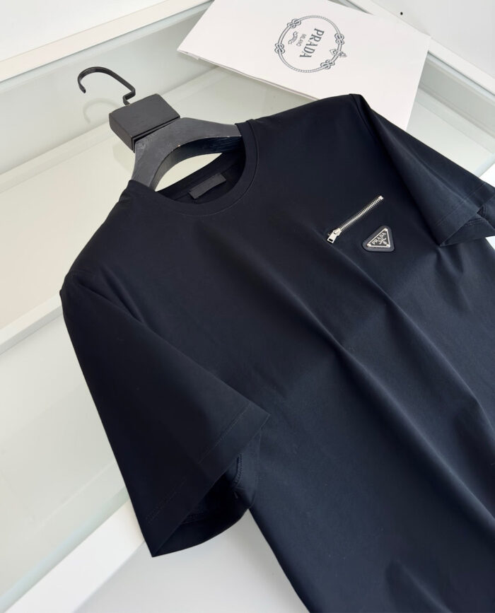 T-shirt nera minimalista con tasca con zip e logo elegante, stile casual e moderno.