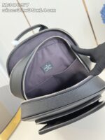 Zaino elegante in pelle sintetica nera, spazioso con scomparti organizzati, perfetto per lavoro e tempo libero.