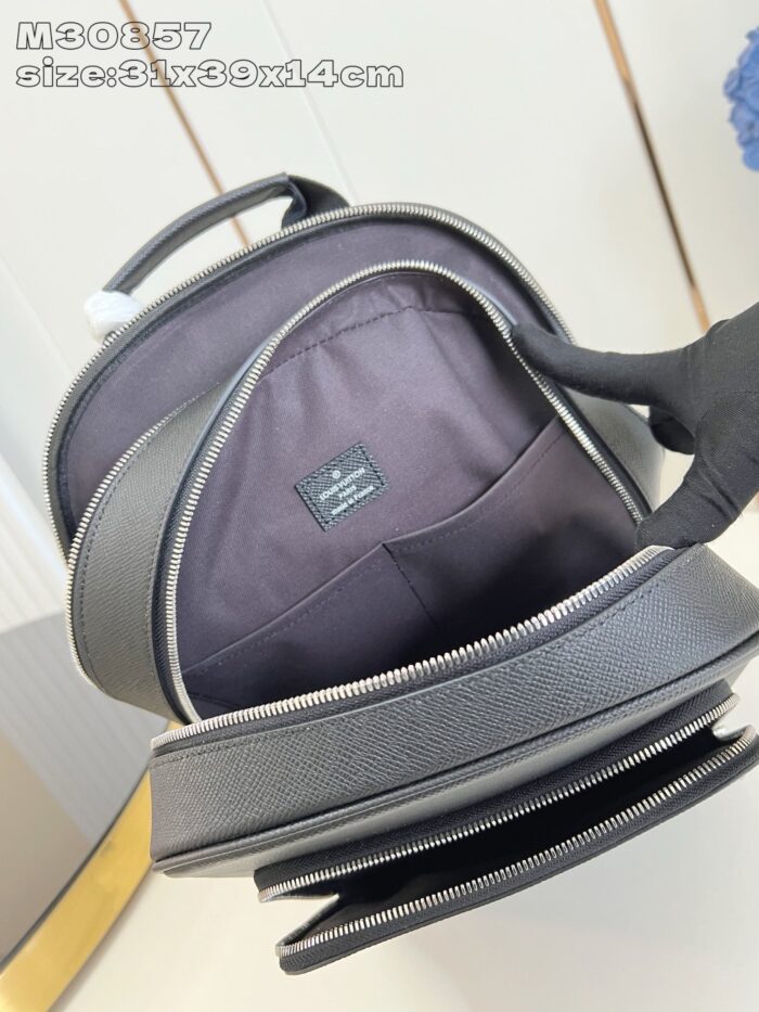 Zaino elegante in pelle sintetica nera, spazioso con scomparti organizzati, perfetto per lavoro e tempo libero.