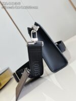 Borsa nera moderna in pelle con tracolla regolabile e design minimalista elegante.