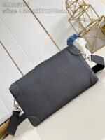 Borsa nera elegante con spallacci regolabili, design compatto e stile moderno.