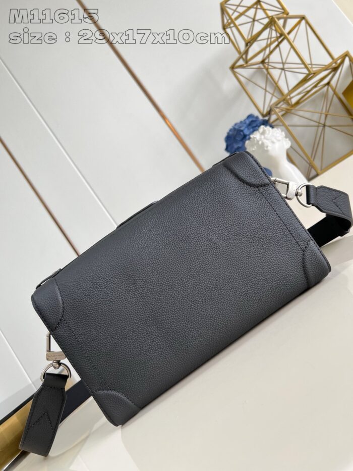Borsa nera elegante con spallacci regolabili, design compatto e stile moderno.