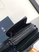 Borsa nera elegante con scomparti, cerniere metalliche di alta qualità e design raffinato.
