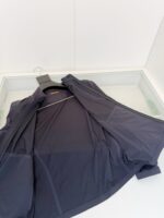 Giaccone nero minimalista e elegante, ideale per look casual e attività allaperto.