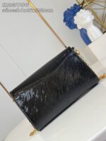 Borsa nera elegante con catena dorata, finitura lucida e design compatto per ogni occasione.