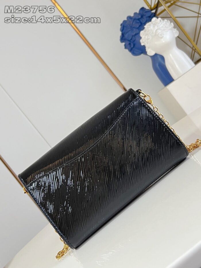 Borsa nera elegante con catena dorata, finitura lucida e design compatto per ogni occasione.