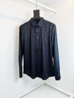 Camicia nera elegante con motivo discreto e vestibilità moderna, ideale per ogni occasione raffinata.
