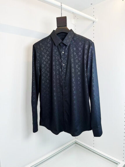 Camicia nera elegante con motivo discreto e vestibilità moderna, ideale per ogni occasione raffinata.