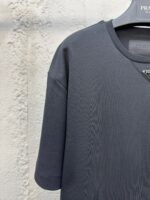 Maglietta Prada nera moderna in tessuto di alta qualità, con design minimalista e dettaglio elegante.