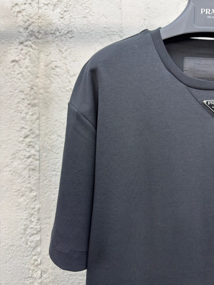 Maglietta Prada nera moderna in tessuto di alta qualità, con design minimalista e dettaglio elegante.