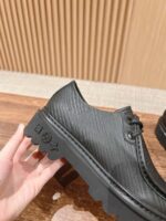 Scarpa nera moderna con suola rugged e dettagli eleganti in pelle testurizzata.