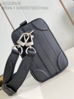Borsa nera stile moderno in pelle con maniglia regolabile e dettagli silver eleganti.
