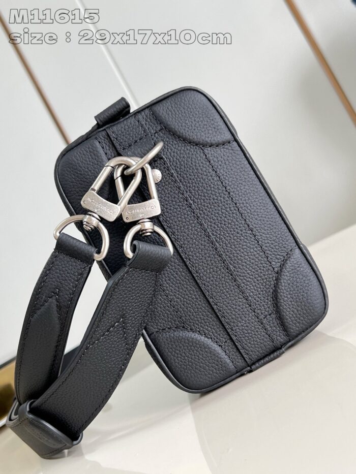 Borsa nera stile moderno in pelle con maniglia regolabile e dettagli silver eleganti.