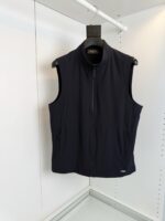 Gilet nero moderno senza maniche con zip e tasche, stile versatile e leggero per ogni occasione.