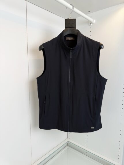 Gilet nero moderno senza maniche con zip e tasche, stile versatile e leggero per ogni occasione.