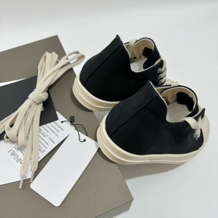 Scarpe slip-on nere eleganti con suola beige, stile minimalista e dettagli moderni.
