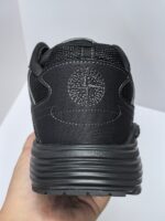 Scarpa nera moderna con logo, supporto resistente e suola antiscivolo, ideale per stile e comfort.