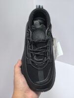 Sneaker nera moderna con suola ammortizzata e design elegante per sport e casual.