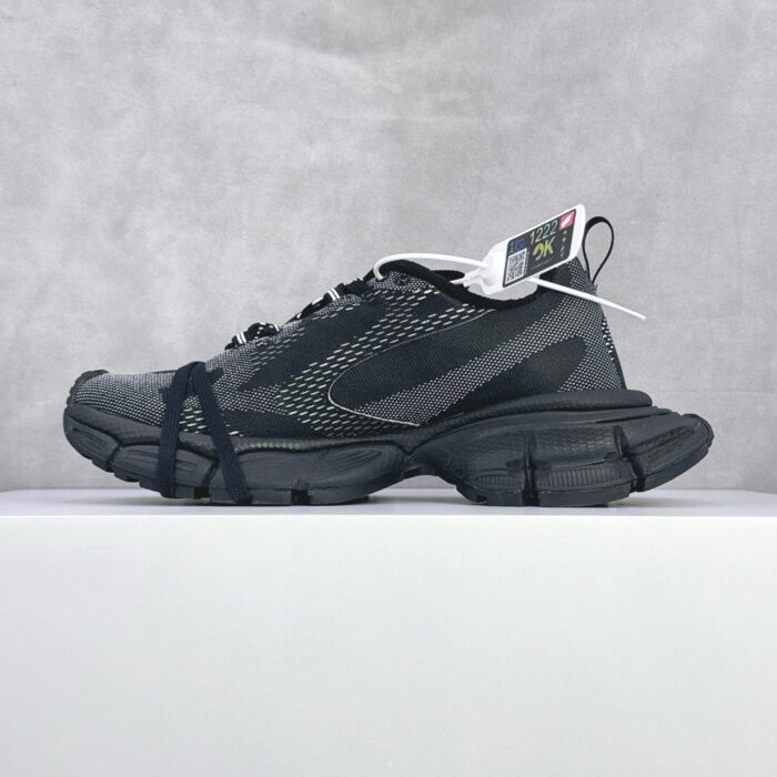 Sneaker nera oversize con dettagli riflettenti, suola robusta e design urbano elegante.