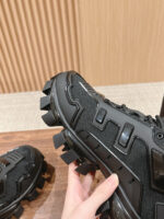 Sneaker nera moderna con suola antiscivolo per outdoor e sport, dettagli eleganti e stile dinamico.