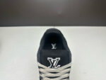 Sneaker nera moderna con lacci bianchi e logo elegante, stile minimalista e comfort elevato.