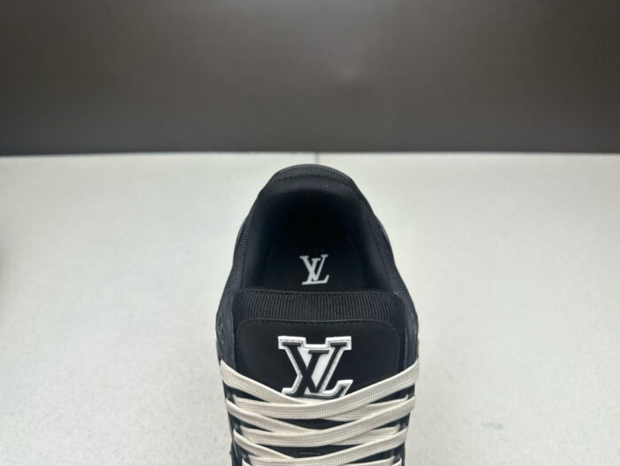 Sneaker nera moderna con lacci bianchi e logo elegante, stile minimalista e comfort elevato.