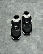 Sneakers nere moderne chunky con dettagli bianchi e suola spessa, stile urbano e casual.