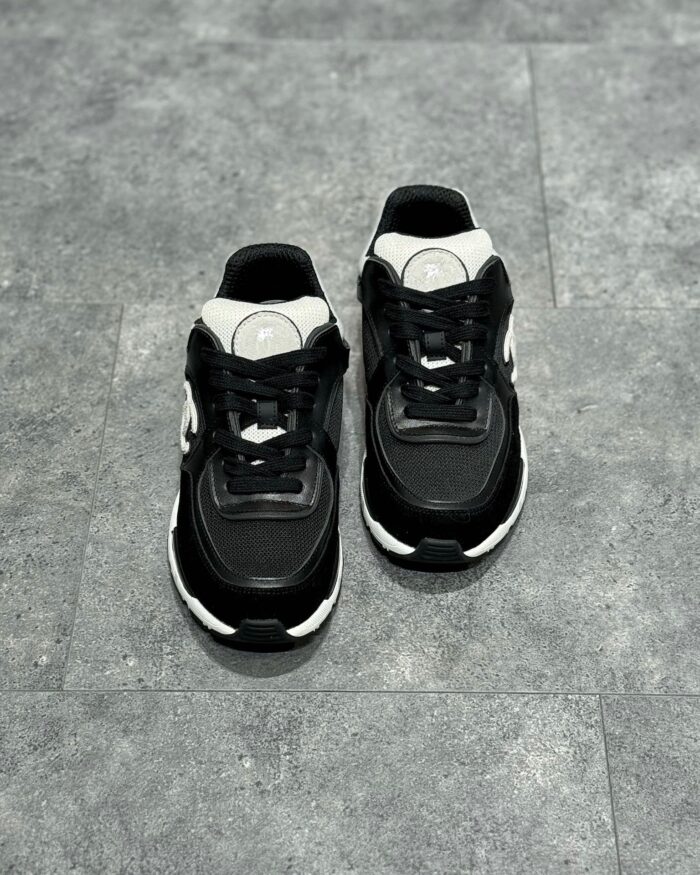 Sneakers nere moderne chunky con dettagli bianchi e suola spessa, stile urbano e casual.