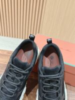 Sneaker nere in mesh e suede, design moderno e confortevole, dettagli eleganti e stile trendy.