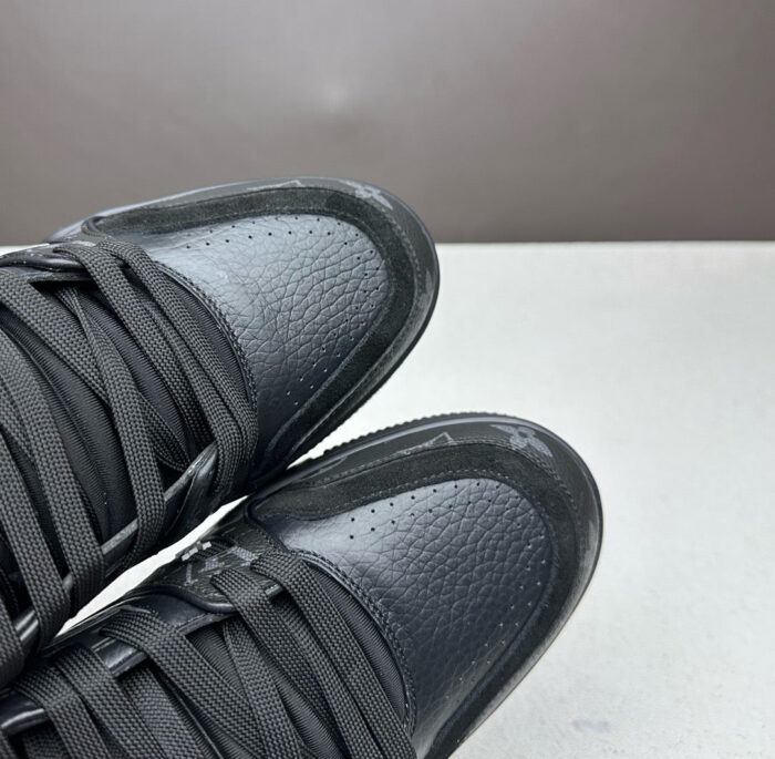 Sneaker nere eleganti con dettagli moderni, lacci robusti e stile contemporaneo, vista dall’alto.