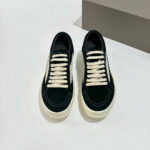 Sneakers nere moderne con suola cremisi, stile minimalista e comfort versatile per ogni outfit.