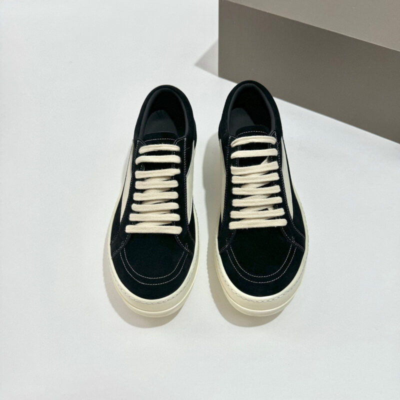 Sneakers nere moderne con suola cremisi, stile minimalista e comfort versatile per ogni outfit.