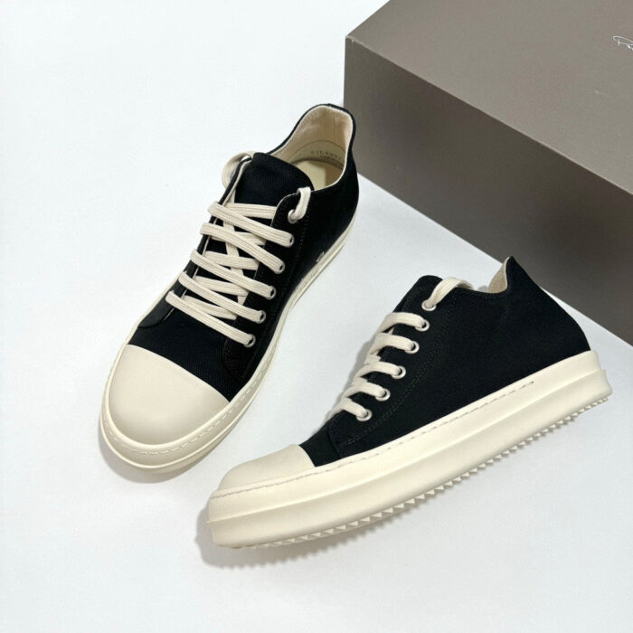 Sneakers nere con punta crema, moderne, eleganti e versatili per ogni stile.