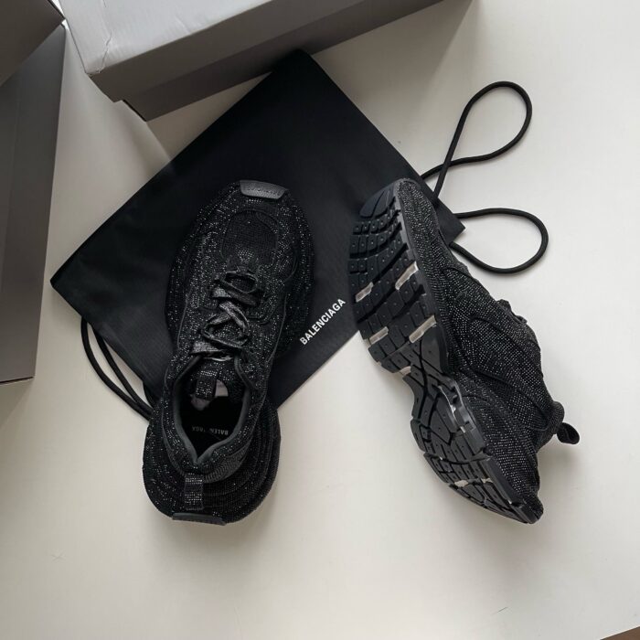 Sneaker nere di design con borsa minimalista, stile urbano, eleganza e funzionalità versatile.