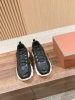 Scarpe da corsa nere con suola bianca su superficie in legno, ambiente elegante e moderno.