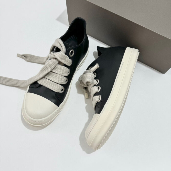 Sneakers nere moderne con suola bianca, design unico e dettagli trendy per uno stile casual chic.