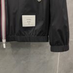 Giacca nera sportiva con zip argentata, logo minimalista e polsini elastici, elegante e comoda.