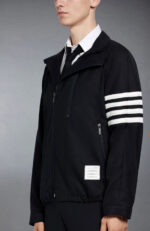 Giacca nera sportiva elegante con righe bianche e collo alto, stile moderno e versatile.