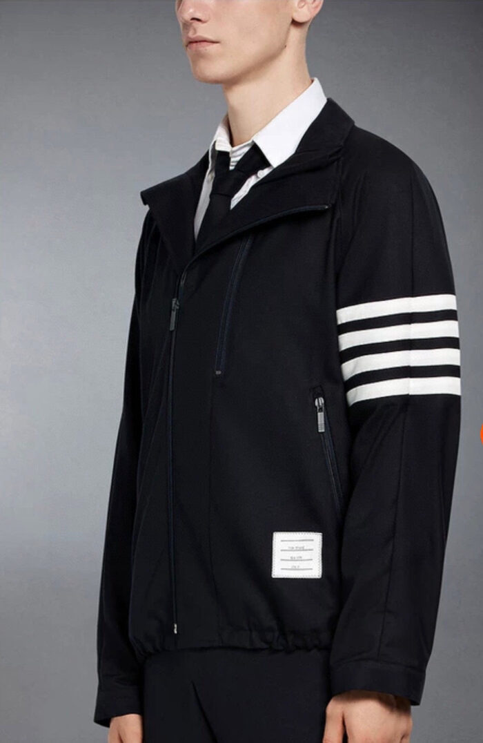 Giacca nera sportiva elegante con righe bianche e collo alto, stile moderno e versatile.