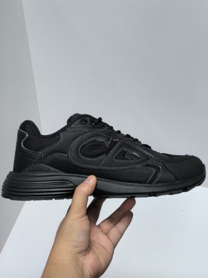 Sneaker nera moderna con design elegante, suola antiscivolo e comfort per sport e casual.