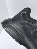 Sneaker nera moderna, leggerezza, grip antiscivolo e comfort per stile e prestazioni quotidiane.