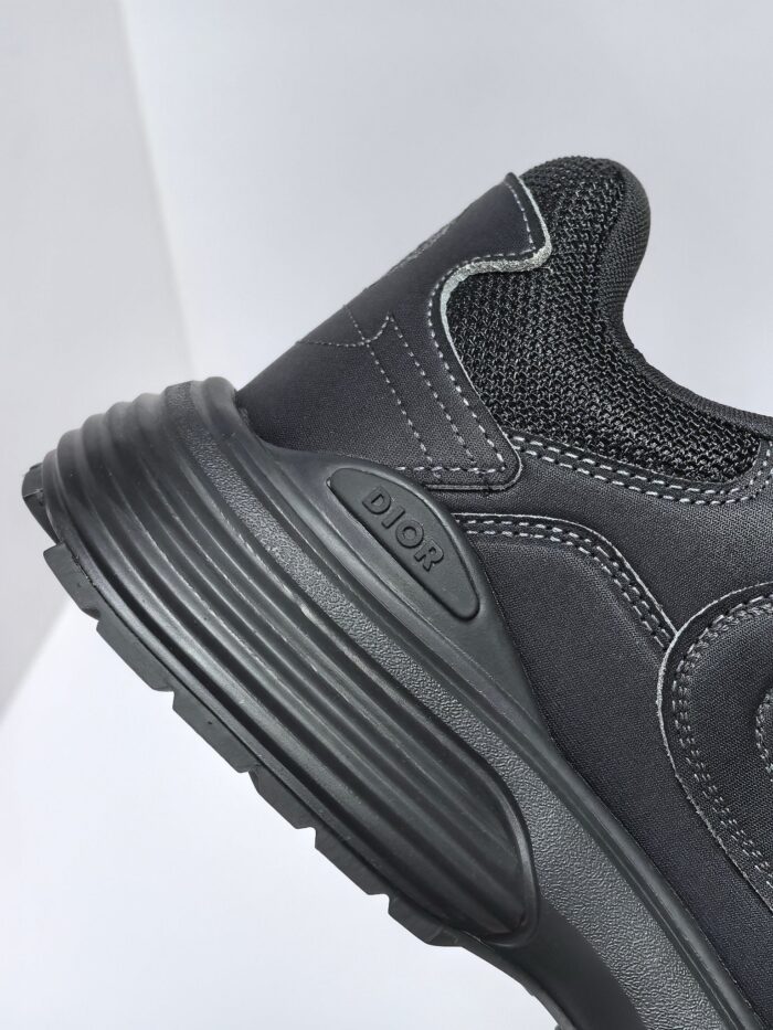 Sneaker nera moderna, leggerezza, grip antiscivolo e comfort per stile e prestazioni quotidiane.