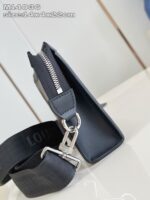 Borsa nera elegante con zip argento e tracolla regolabile, perfetta per ogni occasione.