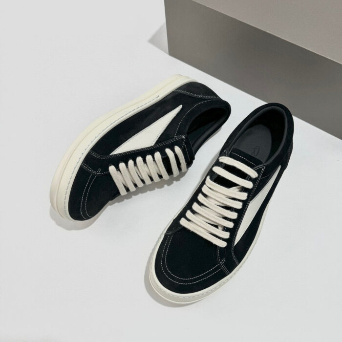 Sneaker nere in suede con dettagli bianchi, stile moderno, comfort e design versatile.