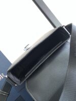 Borsa in pelle nera elegante con chiusura metallica, strap resistente e design moderno.