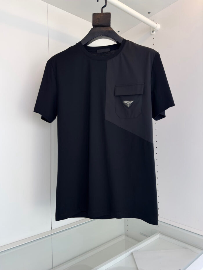 Maglietta nera moderna con taschino, vestibilità slim e stile elegante, ideale per ogni occasione.
