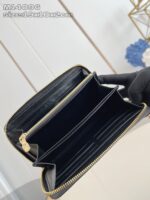Portafoglio in pelle nera con zip dorata, elegante e funzionale, perfetto per ogni occasione.
